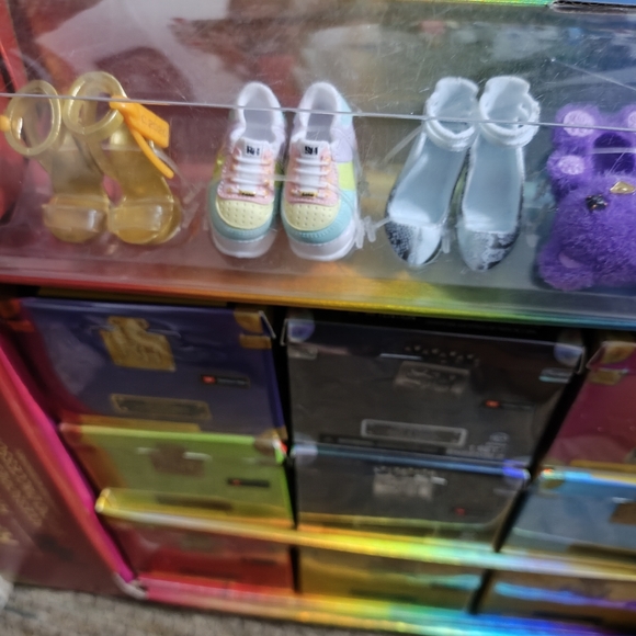 Rainbow High Mini Accessories Studio 27 Boxes With Display Case Accessories - Picture 6 of 11